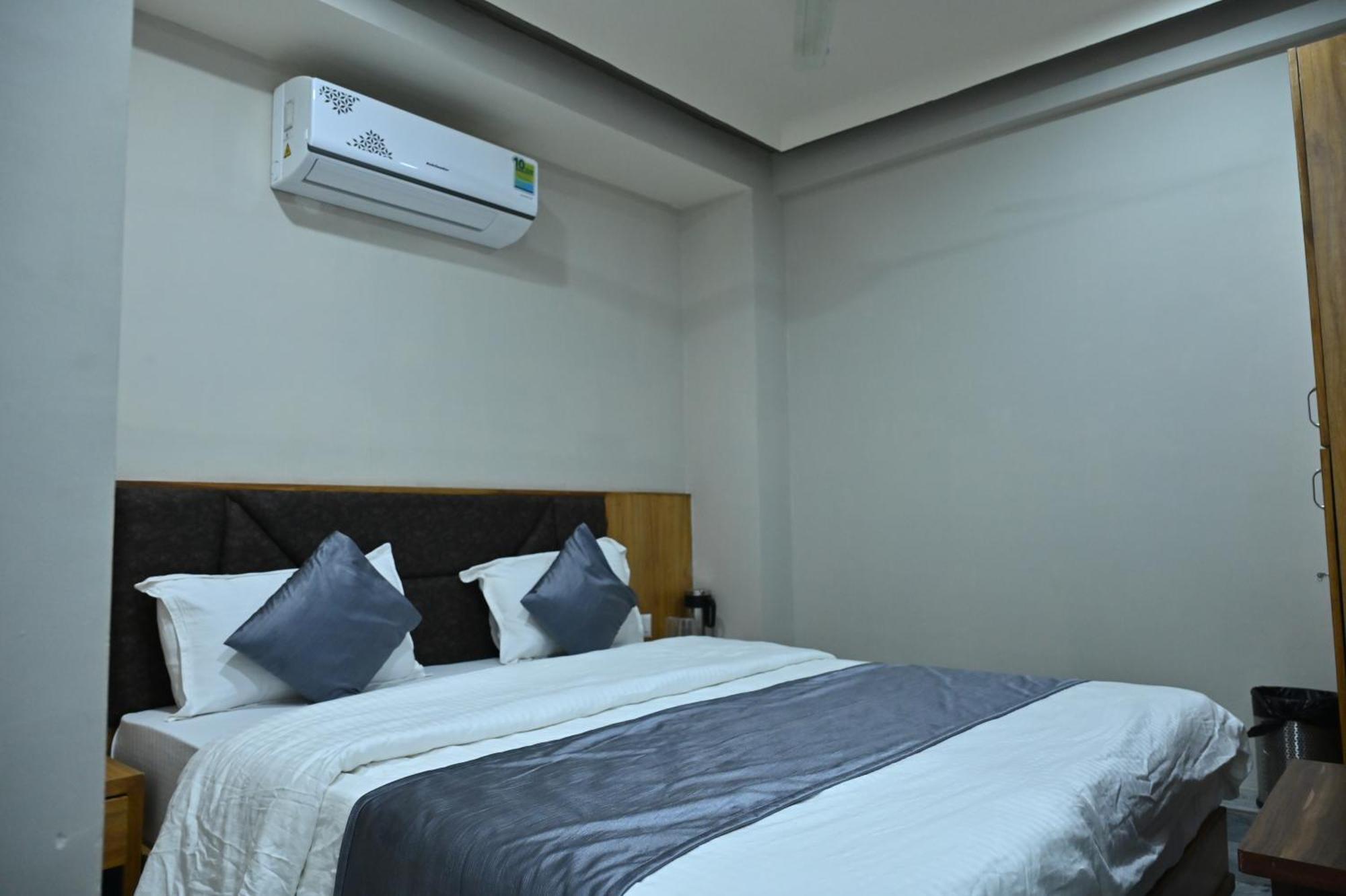 Hotel Sury Villa Amhedabad Dış mekan fotoğraf